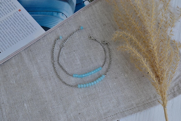 haftowany monogram na lnianej tkaninie